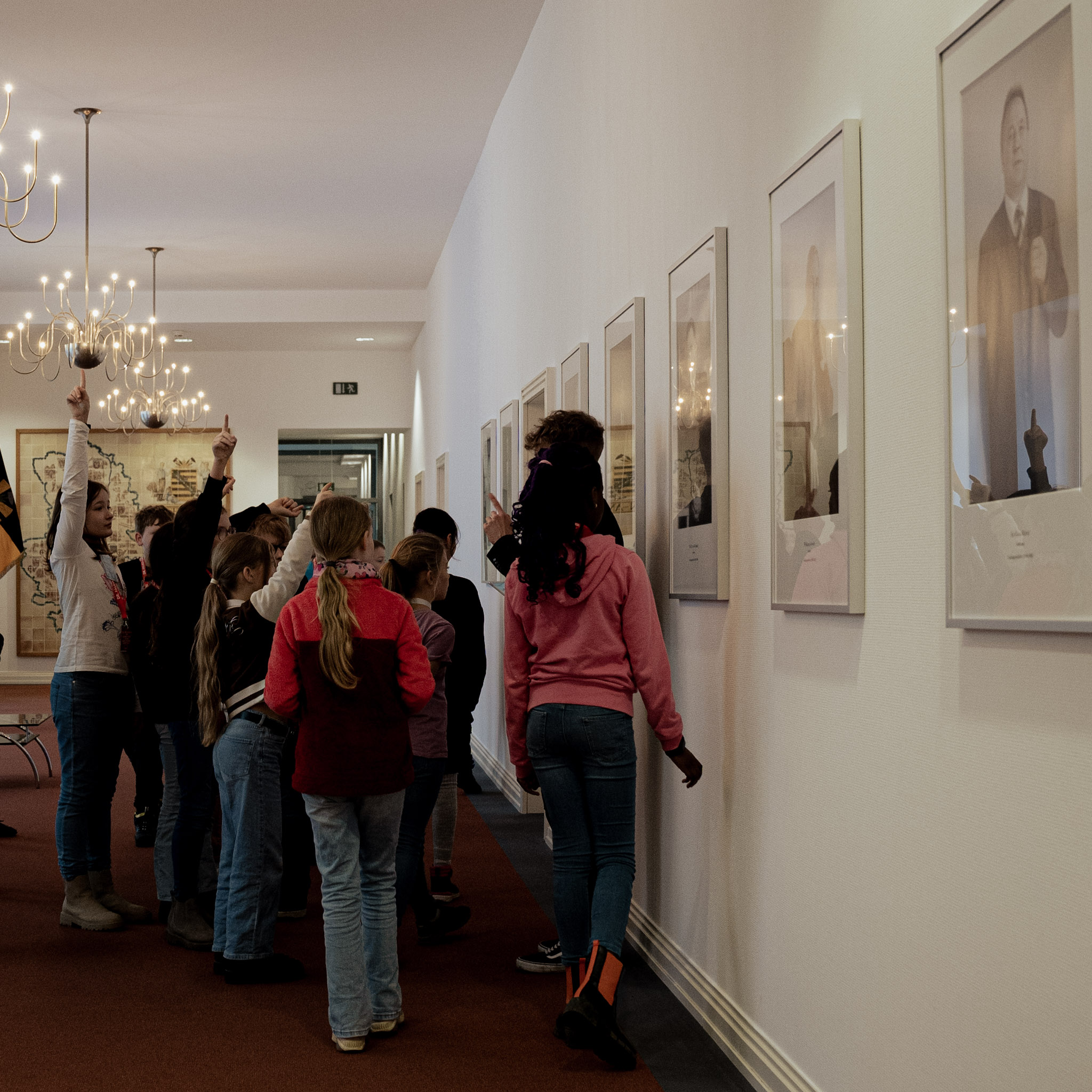 Kinder betrachten die Bilder der bisherigen Landtagspräsidenten im Landtag von Sachsen-Anhalt