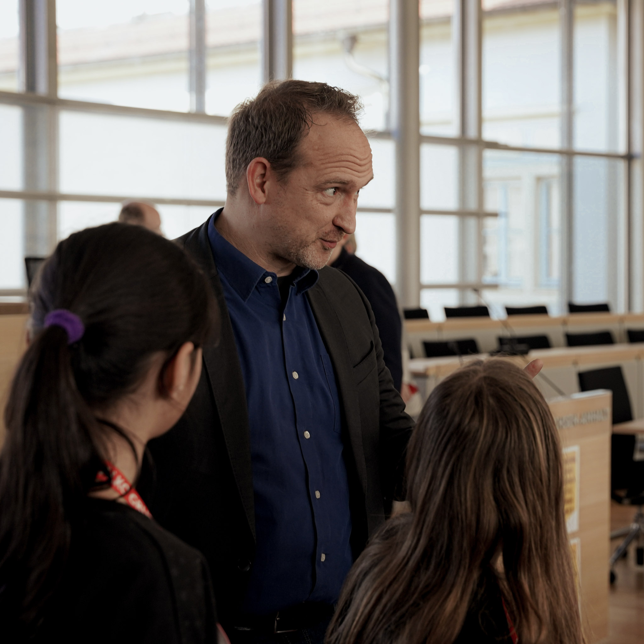 Dr. Falko Grube im Gespräch mit Kindern