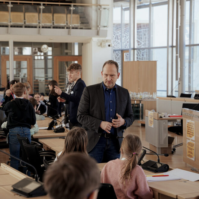 Dr. Falko Grube mit Kindern im Gespräch im Landtag von Sachsen-Anhalt