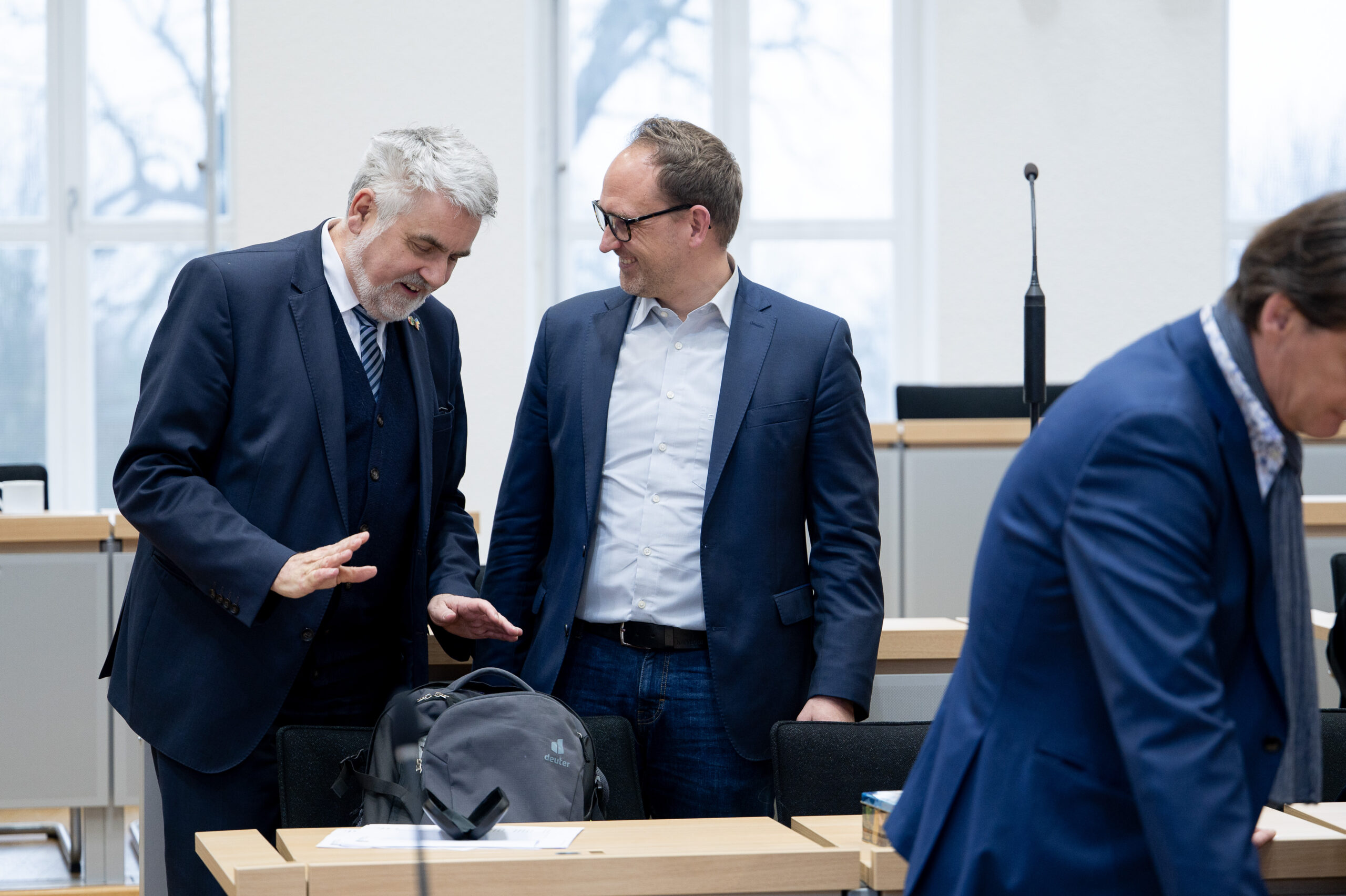 Dr. Falko Grube mit Minister Prof. Dr. Armin Willingmann im Landtag von Sachsen-Anhalt