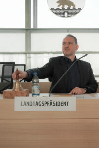 Falko Grube auf dem Platz des Landtagspräsidenten