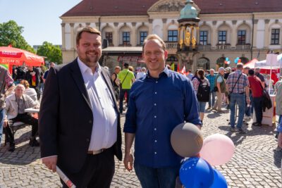 Dr. Falko Grube und Martin Kröber am Tag der Arbeit 2024 bei der Kundgebung auf dem Alten Markt in Magdeburg, im Hintergrund das Rathaus