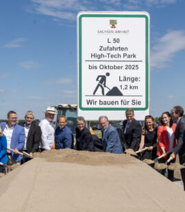 Falko Grube zusammen mit u.a. Ministerin Lydia Hüskens und Ministerpräsident Reiner Haseloff beim Spatenstich am Eulenberg