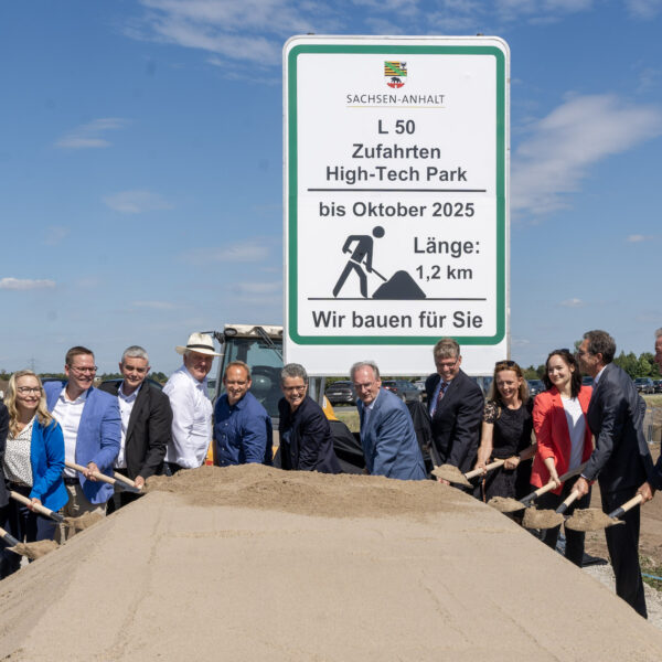 Falko Grube zusammen mit u.a. Ministerin Lydia Hüskens und Ministerpräsident Reiner Haseloff beim Spatenstich am Eulenberg