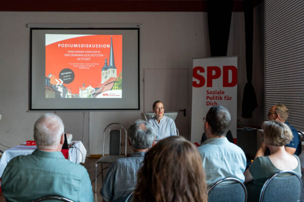 Dr. Falko Grube bei einer Podiumsdiskussion