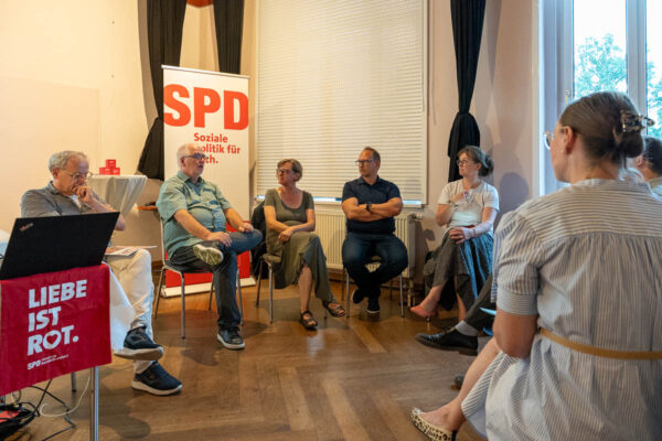 Dr. Falko Grube bei einer Podiumsdiskussion