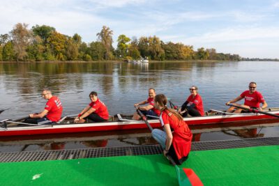 Das SPD-Ruderboot legt ab.