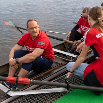 Falko Grube im Achter, der noch am Steg liegt