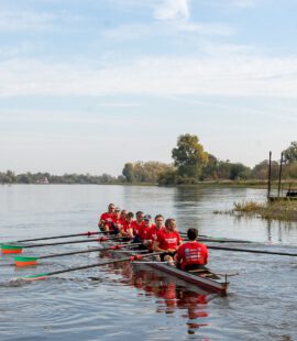 Der SPD-Achter auf der der Elbe, es wird zum Startpunkt gerudert.