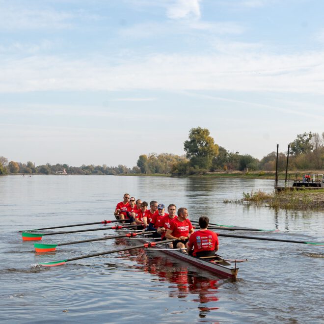 Der SPD-Achter auf der der Elbe, es wird zum Startpunkt gerudert.