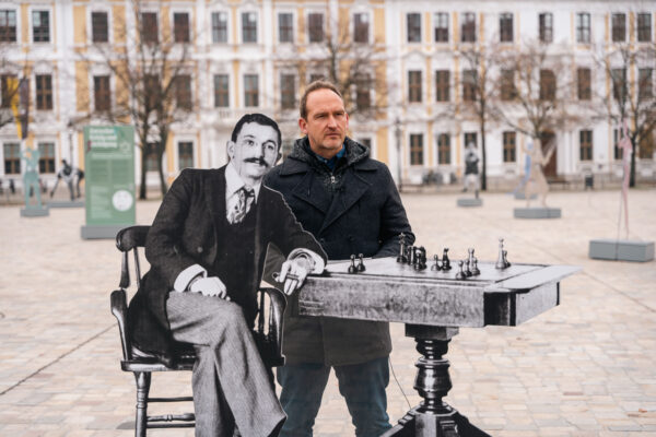 Falko Grube bei der Ausstellung "Zwischen Erfolg und Verfolgung" auf dem Magdeburger Domplatz