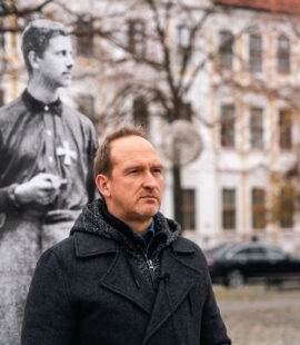 Falko Grube bei der Ausstellung "Zwischen Erfolg und Verfolgung" auf dem Magdeburger Domplatz