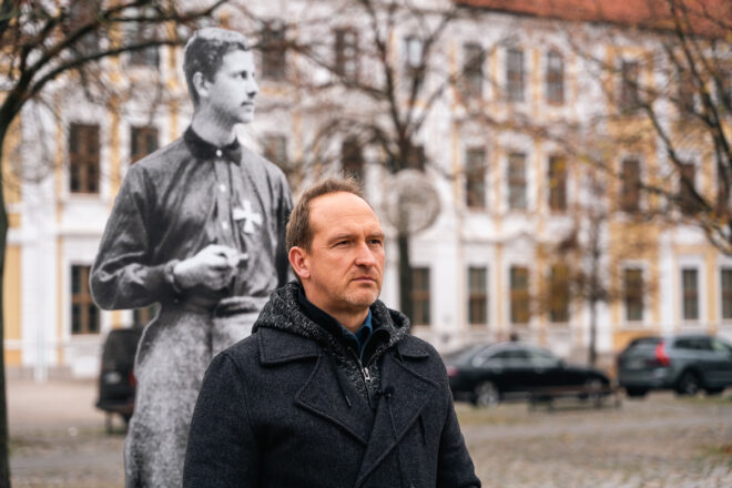 Falko Grube bei der Ausstellung "Zwischen Erfolg und Verfolgung" auf dem Magdeburger Domplatz