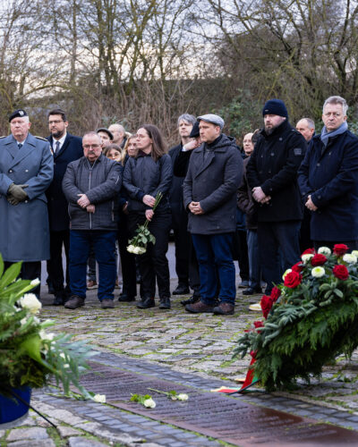 Das Bild zeigt Dr. Falko Grube und andere Teilnehmende der Gedenkveranstaltung