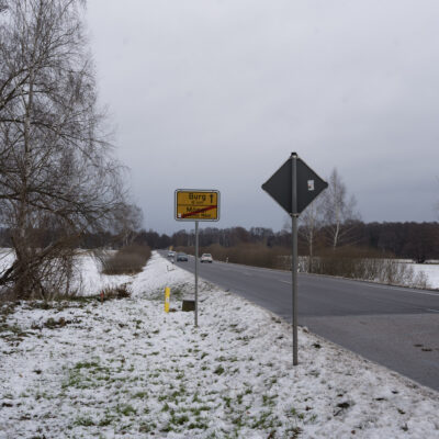 Das Foto zeigt eine verschneite Landstraße mit dem Ortausgangsschild Möser