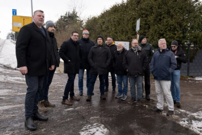 Das Foto zeigt Falko Grube zusammen mit dem Ortschaftsrat Möser beim Termin an der B1