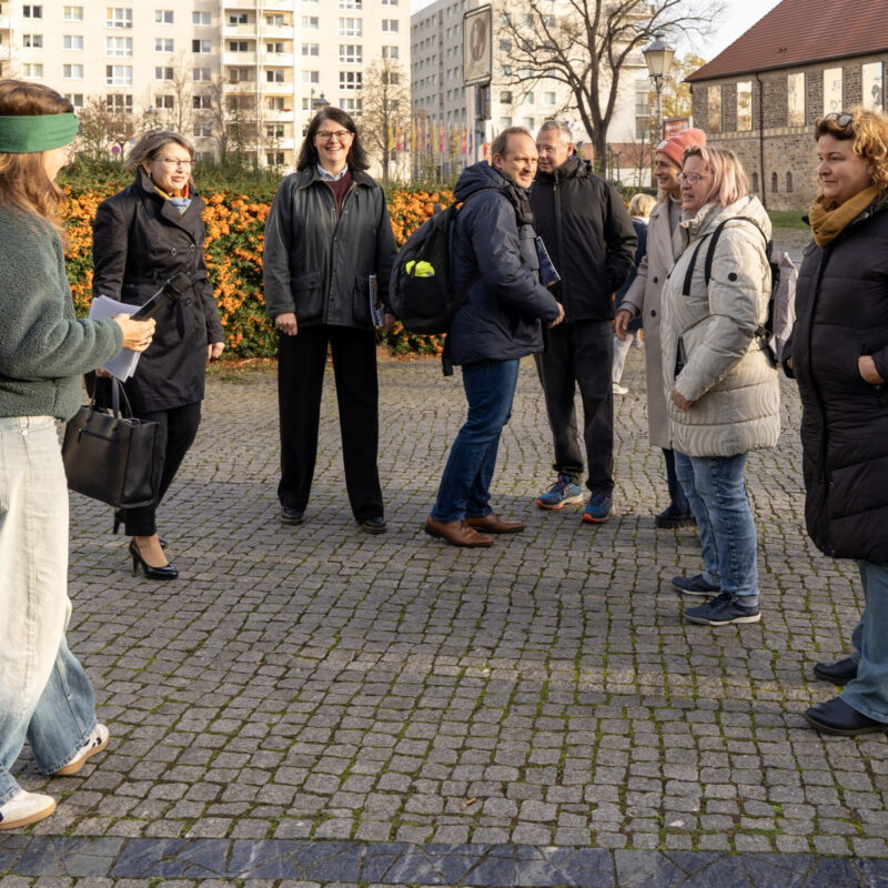 Dr. Falko Grube im Gespräch mit Schulsozialarbeiter*innen