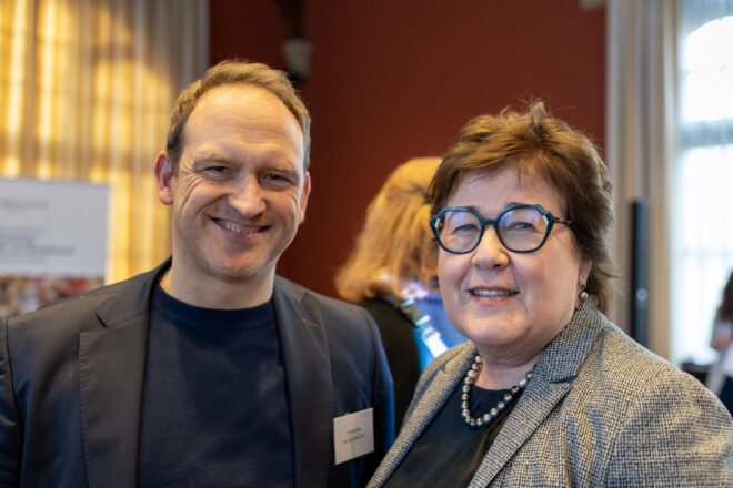 Falko Grube und Ministerin Petra Grimm-Benne